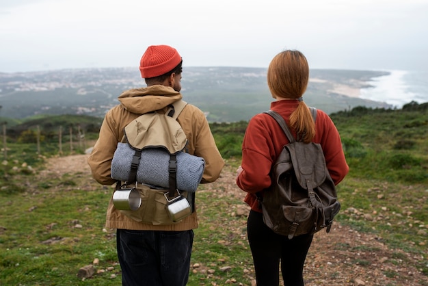 Pareja de tiro medio caminando juntos