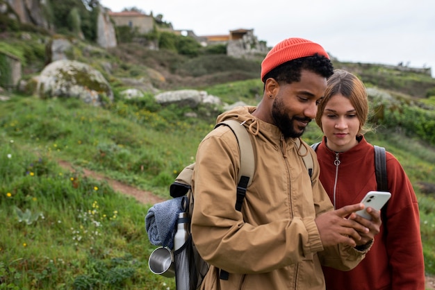 Pareja de tiro medio caminando juntos