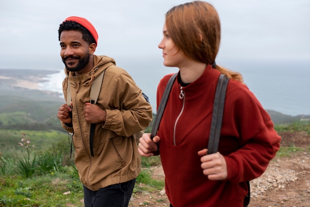 Pareja de tiro medio caminando juntos