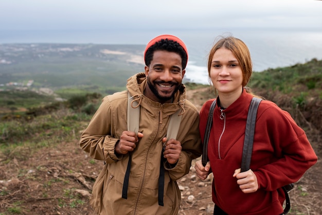 Foto gratuita pareja de tiro medio caminando juntos