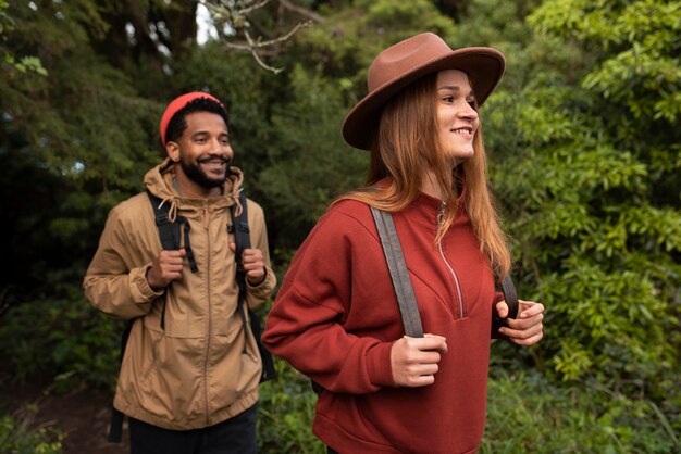 Pareja de tiro medio caminando juntos