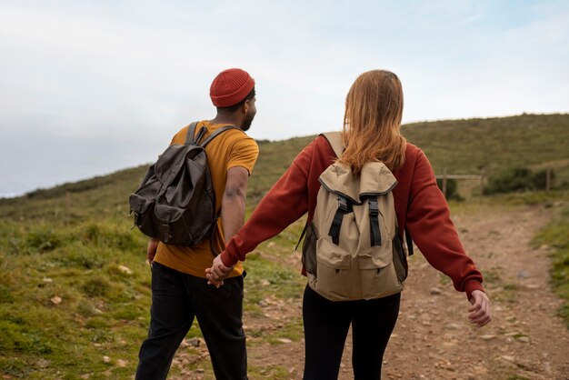 Pareja de tiro medio caminando juntos