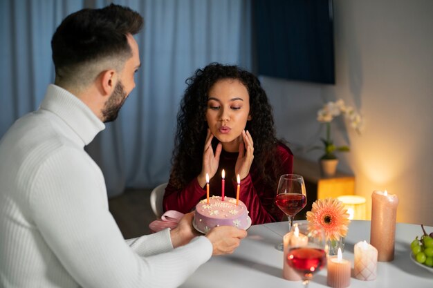 Pareja de tiro medio celebrando un cumpleaños