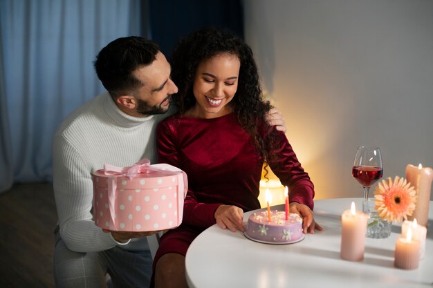 Pareja de tiro medio celebrando un cumpleaños