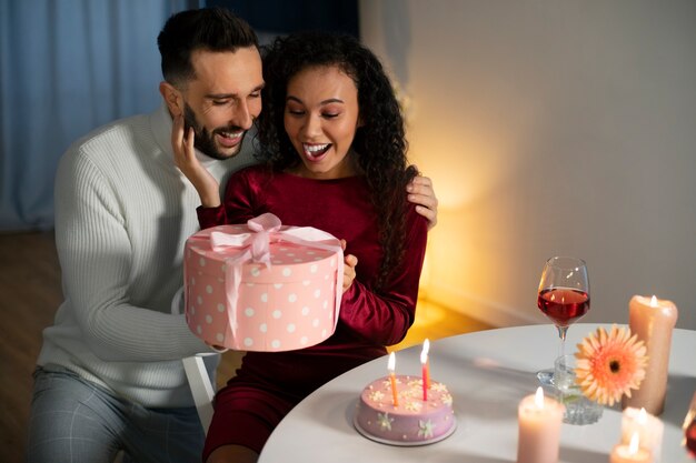 Pareja de tiro medio celebrando un cumpleaños