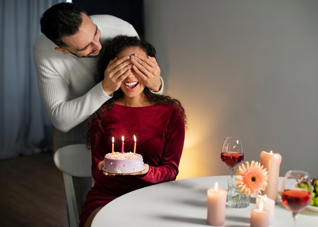 Pareja de tiro medio celebrando un cumpleaños