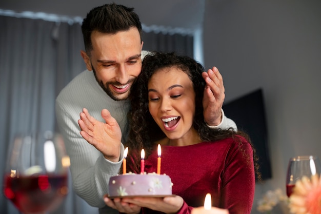 Pareja de tiro medio celebrando un cumpleaños