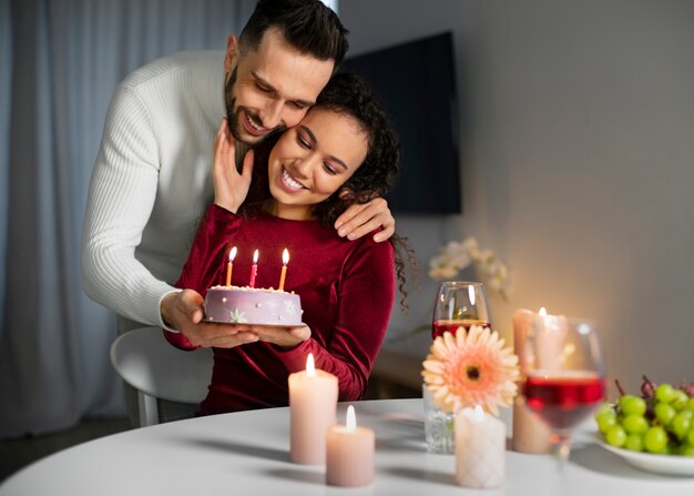 Pareja de tiro medio celebrando un cumpleaños