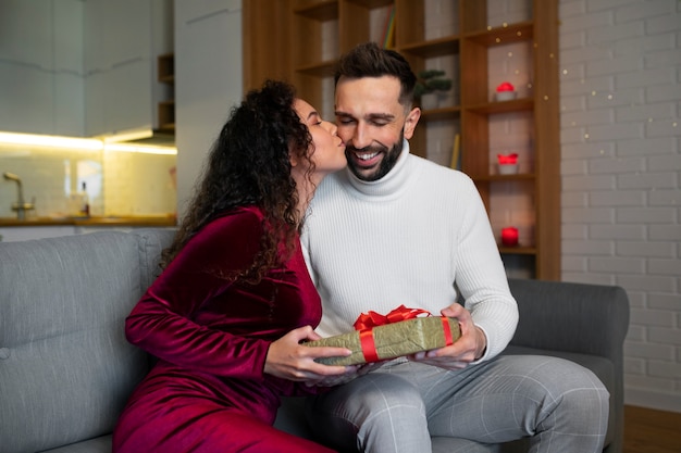 Pareja de tiro medio celebrando un cumpleaños