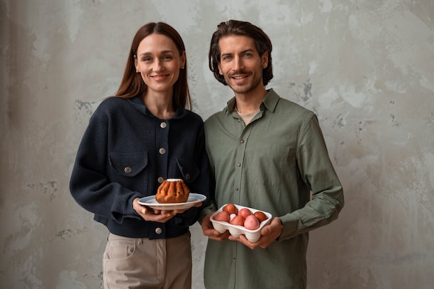 Foto gratuita pareja de tiro medio celebrando la pascua ortodoxa