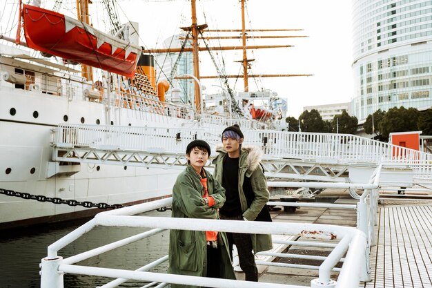 Pareja de tiro medio cerca del barco