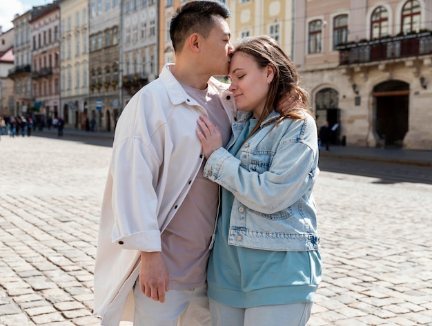 Pareja de tiro medio en la ciudad