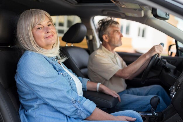 Pareja de tiro medio en coche