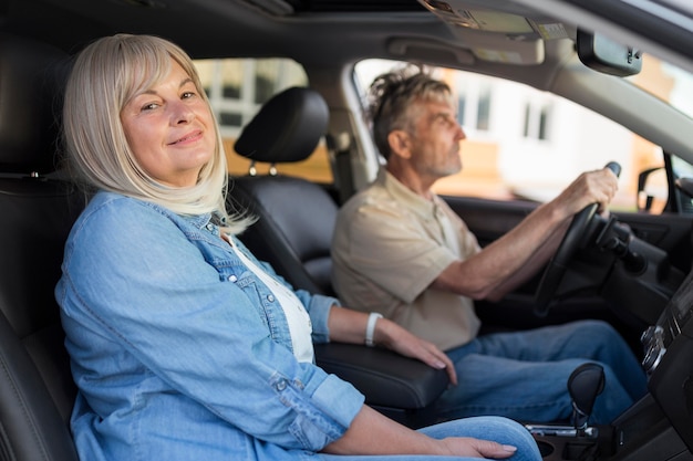 Pareja de tiro medio en coche