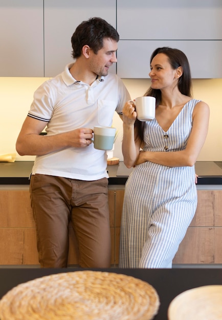 Foto gratuita pareja de tiro medio en la cocina