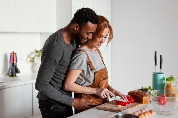 Pareja de tiro medio en la cocina