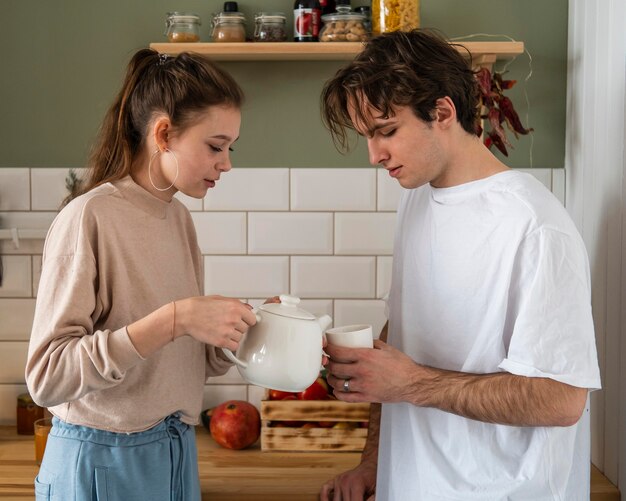 Pareja de tiro medio en la cocina