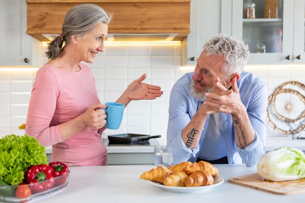 Pareja de tiro medio en la cocina