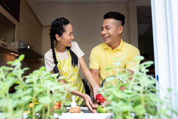 Pareja de tiro medio cocinando juntos