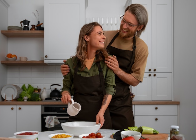 Foto gratuita pareja de tiro medio cocinando juntos