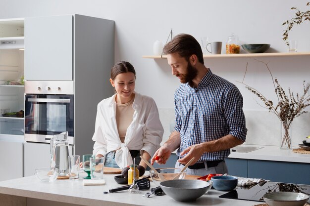 Pareja de tiro medio cocinando