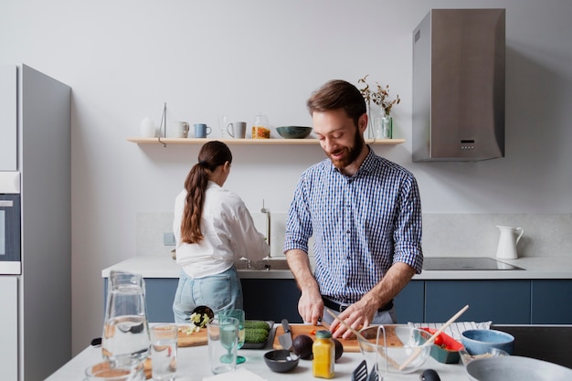 Pareja de tiro medio cocinando