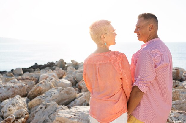 Pareja de tiro medio cogidos de la mano