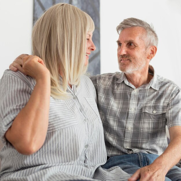 Foto gratuita pareja de tiro medio cogidos de la mano