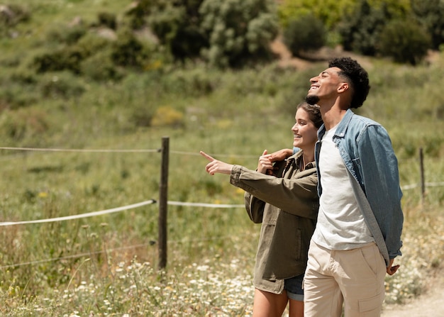 Foto gratuita pareja de tiro medio cogidos de la mano