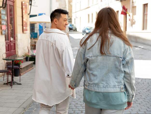 Pareja de tiro medio cogidos de la mano