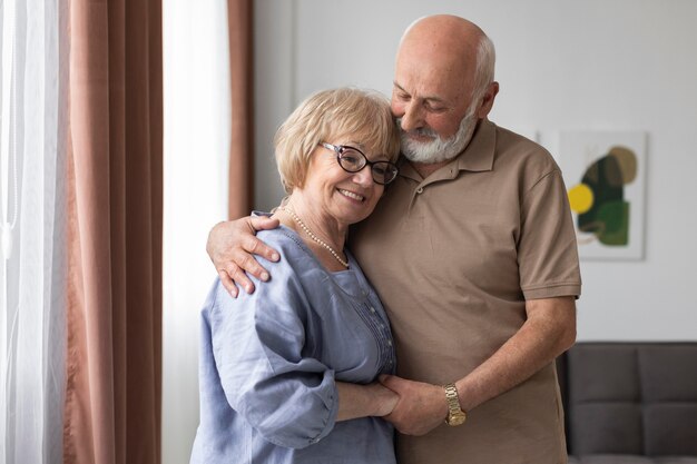 Pareja de tiro medio cogidos de la mano