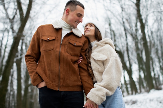 Foto gratuita pareja de tiro medio cogidos de la mano