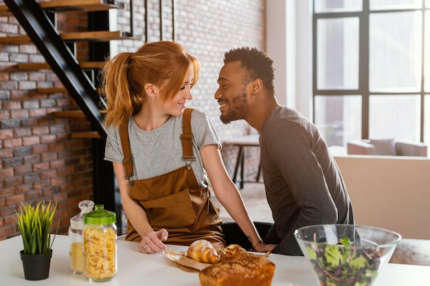 Pareja de tiro medio con comida