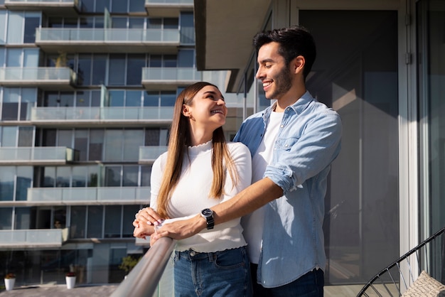 Pareja de tiro medio comprando casa nueva