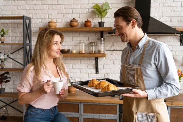 Pareja de tiro medio con croissants