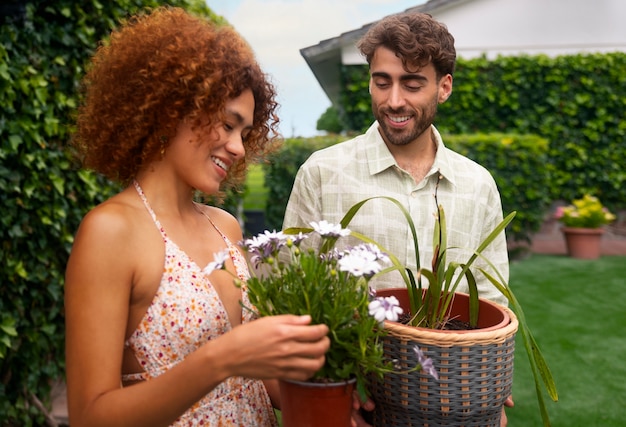 Foto gratuita pareja de tiro medio decorando casa