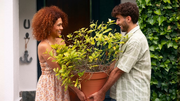 Pareja de tiro medio decorando casa