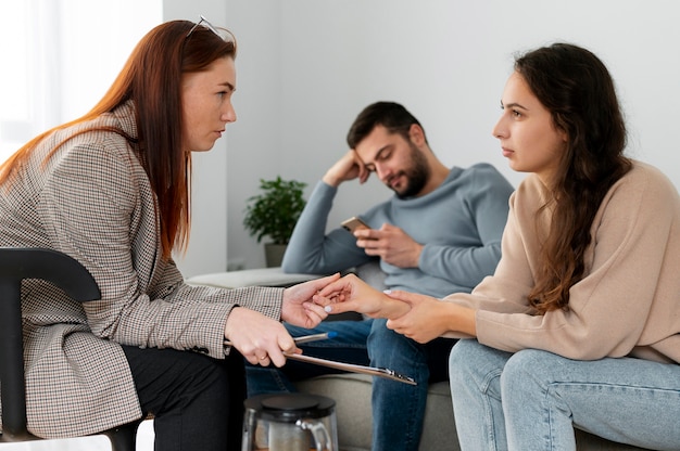 Pareja de tiro medio discutiendo en terapia