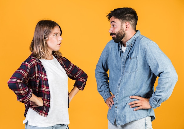 Pareja de tiro medio discutiendo