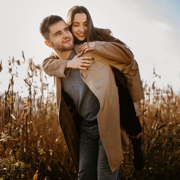 Foto gratuita pareja de tiro medio divirtiéndose