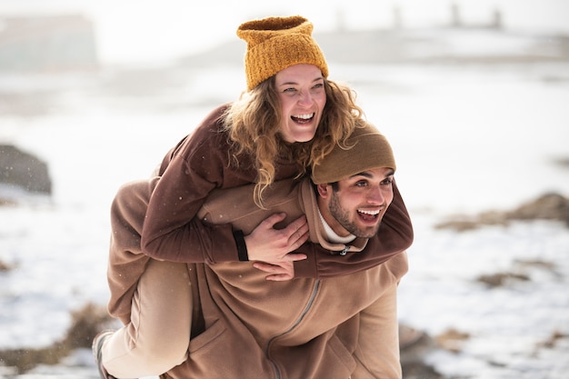 Foto gratuita pareja de tiro medio divirtiéndose