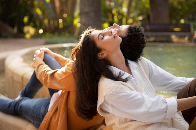 Foto gratuita pareja de tiro medio durmiendo afuera