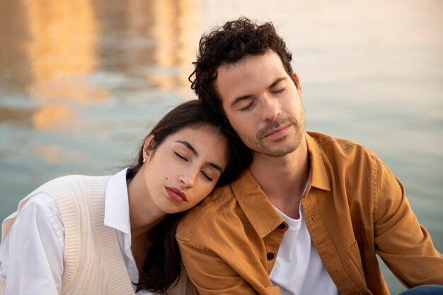 Foto gratuita pareja de tiro medio durmiendo juntos