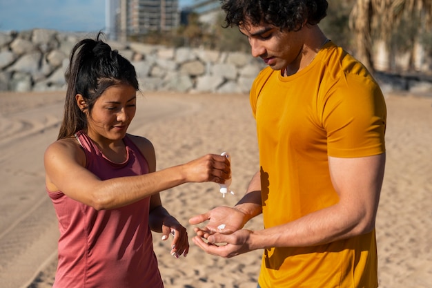 Foto gratuita pareja de tiro medio entrenando al aire libre