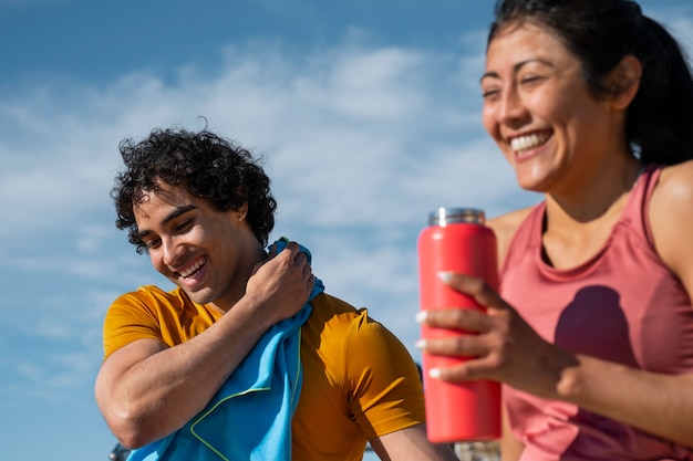 Foto gratuita pareja de tiro medio entrenando al aire libre