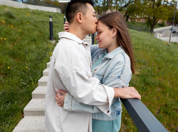 Pareja de tiro medio en las escaleras