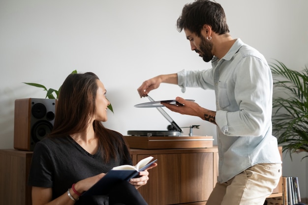 Pareja de tiro medio escuchando música