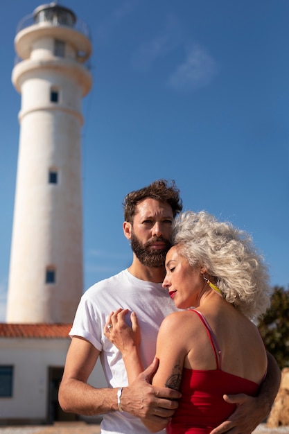 Foto gratuita pareja de tiro medio en el faro.