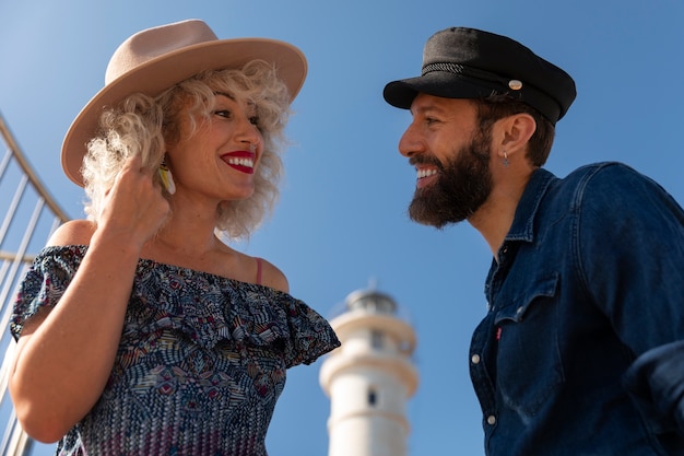 Foto gratuita pareja de tiro medio en el faro.