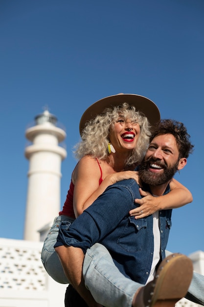 Foto gratuita pareja de tiro medio en el faro.